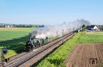 Bei idealen Fotobedingungen fand die Abschiedsfahrt der bayerischen S 3/6 "3673" statt. In der klaren Morgenluft zog die Lok bei Meitingen eine lange Dampffahne hinter sich her. (01.05.2025) <i>Foto: Joachim Schmidt</i>