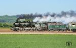 Die Seitenansicht der 18 478 ("3673") bei Meitingen zeigt, warum die bayerische S 3/6 vielfach nicht nur als schönste Dampflok bezeichnet wurde, sondern auch eine der erfolgreichsten Länderbahnlokomotiven war. Über einen Zeitraum von fast 25 Jahren (1908 - 1931), also auch noch zu Zeiten der Deutschen Reichsbahn, wurden insgesamt 159 Lokomotiven der S 3/6 hergestellt, mehr als von allen anderen Länderbahn-Pacifics zusammen. (01.05.2025) <i>Foto: Atijana Schmidt</i>
