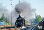 Einen bemerkenswert spurtstarken Antritt legte die S 3/6 "3673" in der Ausfahrt aus dem Augsburger Hauptbahnhof hin. (01.05.2025) <i>Foto: Joachim Schmidt</i>