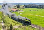 Auf der Rampe von Aitrang nach Günzach ist Sonderzug DPF 87041 mit 18 478 in Höhe der ehemaligen Blockstelle St. Alban unterwegs. (01.05.2025) <i>Foto: Joachim Schmidt</i>
