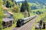 18 478 ("3673") rollt mit Sonderzug DPF 87041 nach Lindau (Allgäu) durch den ehemaligen Bahnhof Harbatshofen. (01.05.2025) <i>Foto: Atijana Schmidt</i>