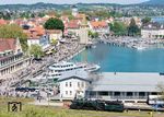 Aufgrund des Feiertags und des schönen Wetters war Lindau voller Ausflügler, die nicht nur wegen der S 3/6 gekommen waren. Im ehemaligen Bw-Bereich traf 18 478 auf das Motorschiff "Schwaben", das mit Baujahr 1937 als echter Klassiker auf dem Bodensee gilt, aber rund 19 Jahre jünger als die Dampflok ist. (01.05.2025) <i>Foto: Joachim Schmidt</i>