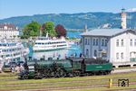 18 478 in Lindau-Insel (bis 2020: Lindau Hbf). In den Hafen läuft gerade das nach dem Luftfahrtpionier Graf Zeppelin benannte Schiff (Baujahr 1989) ein. (01.05.2025) <i>Foto: Joachim Schmidt</i>