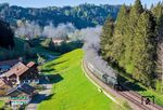18 478 ("3673") mit Sonderzug DPF 87042 von Lindau nach Nördlingen auf der Steigung von Röthenbach (Allgäu) nach Oberstaufen bei Harbatshofen. Tf Jörg Badmann und Heizer Chistian Bomhard taten alles, um den Wagenzug mit seinen 545 t auf Geschwindigkeit zu halten. Mit der V 100 als Schiebelok kam der Sonderzug auf ein Gesamtzuggewicht von 741 t; Lasten, die es zur Lindauer 18.6 Zeit nicht gab. In der Folge machte ab Hergatz der Kessel nicht mehr mit und es wurden bis zum Wasserfassen in Günzach 20 Minuten Verspätung eingefahren. (01.05.2025) <i>Foto: Joachim Schmidt</i>