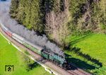 Bei Oberthalhofen folgt die Allgäustrecke dem Verlauf der Oberen Argen. Dementsprechend windet sich die Bahn hier durch das Tal. Auf der Steigung hatten Zuglok 18 478 (und Schublok 212 284) alle Hände voll zu tun. (01.05.2025) <i>Foto: Joachim Schmidt</i>