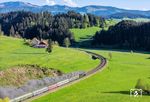 Bei Oberthalhofen fährt 18 478 ("3673") durch die anmutige Allgäu-Landschaft in Richtung Oberstaufen. (01.05.2025) <i>Foto: Joachim Schmidt</i>