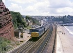 Ein Schnellzug mit einer dieselelektrischen IM 85 (45.141) an der englischen Kanalküste in Dawlish (Devon) zwischen Exeter und Torquay. (04.06.1968) <i>Foto: Robin Fell</i>