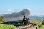 Hinter Wildpoldsried legt sich 18 478 ("3673") auf der Steigung nach Günzach in die Kurve. (01.05.2025) <i>Foto: Atijana Schmidt</i>