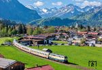 Nachdem der IC 2013 am Vortag wieder einmal sein Ziel in Oberstdorf nicht erreicht hatte, war der IC 2084 nach Augsburg (- Hamburg-Altona) die einzige 218-Leistung des Tages. 218 446 hat soeben den Bahnhof Oberstdorf verlassen. (02.05.2025) <i>Foto: Joachim Schmidt</i>