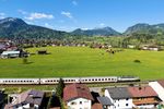 218 446 mit IC 2084 "Nebelhorn" am Beginn seiner Reise in Oberstdorf. (02.05.2025) <i>Foto: Joachim Schmidt</i>