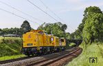 Mit dem NbZ 95517 von Köln-Kalk Nord nach Hannover-Leinhausen war 203 307 der DB InfraGO AG (ex DR 110 685) vor dem Gleisarbeitsfahrzeug 746 020 bei Haan-Ellscheid unterwegs. (07.05.2025) <i>Foto: Joachim Bügel</i>
