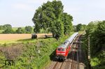 Die zweite Überführungsfahrt des Tages war der mit rund 200 Minuten Verspätung verkehrende DLr 26797 (Bad Bentheim - Köln Bbf), der mit MZE 218 451 bei Haan-Ellschied auf einen Bauern traf, der gerade seine Saat auf dem Feld ausbrachte.  (07.05.2025) <i>Foto: Joachim Bügel</i>