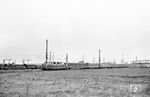 V 200 045 vom Bw Hamburg-Altona fährt mit dem D 470 (Hannover - Konstanz) durch den Offenbacher Güterbahnhof.  (08.1961) <i>Foto: Karl-Ernst Maedel</i>