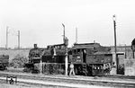 93 1240 (Bw Frankfurt/M Ost) ergänzt ihre Wasservorräte im Bw Offenbach. Die preußischen T 14¹ wurden bis zur Ablösung durch die V 100 hauptsächlich auf den Rodgaustrecken nach Dieburg bzw. Dietzenbach eingesetzt. (08.1961) <i>Foto: Karl-Ernst Maedel</i>