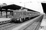 Als Ersatz für eine ausgefallene V 36 übernahm V 60 382 vom Bw Hanau den P 4779, der aus Dietzenbach in Offenbach Hbf angekommen ist. Da die V 60 keine Wendezugsteuerung besaß, wird sie die indirekt gesteuerte Wendezuggarnitur für die Folgeleistung des P 4694 nach Ober-Roden umfahren müssen.  (08.1961) <i>Foto: Karl-Ernst Maedel</i>