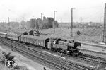 66 002 (Bw Gießen) verlässt mit einem Eilzug nach Frankfurt/M den Hanauer Hauptbahnhof. (08.1960) <i>Foto: Karl-Ernst Maedel</i>