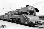10 001 (Bw Bebra) hat in Frankfurt/M Hpbf den D 199 nach Leipzig übernommen und wird ihn nach einem einminütigem Halt in Hanau Hbf weiter über Fulda bis Bebra bringen. Dort wir eine Erfurter 01 der Reichsbahn den Zug übernehmen. (08.1960) <i>Foto: Karl-Ernst Maedel</i>