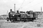 Im Sommer 1961 waren in Hanau die letzten Exemplare der preußischen T 12 bei der DB im Einsatz. In einer Rangierpause entstand dieses Porträt der Hanauer 74 959 in ihrer langjährigen Einsatzort. (08.1960) <i>Foto: Karl-Ernst Maedel</i>