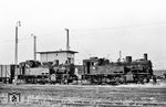 74 967 und 74 926 hatte ihre besten Zeiten schon hinter sich. 74 967 stand seit Oktober 1959 auf z, 74 926 war am 07.03.1960 abgestellt worden. In Hanau Hbf warten sie letztendlich auf den Schneidbrenner. (08.1960) <i>Foto: Karl-Ernst Maedel</i>