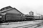 10 001 fährt mit dem D 200 aus Leipzig am Bw Hanau vorbei und wird um 19.14 Uhr einen kurzen Halt in Hanau Hbf einlegen. (08.1960) <i>Foto: Karl-Ernst Maedel</i>