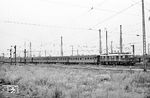 Die Nürnberger E 18 12 verlässt mit einem Zusatzzug zum D 264 "Jugoslavia-Express" (Den Haag - Athen) den Hanauer Hauptbahnhof. Der Zug besteht überwiegend aus Altbauwagen der Einheitsbauarten. An zweiter Stelle fällt ein C4ü-36 auf sowie der dahinter laufende ex PKP-"Hecht"wagen. Die Garnitur verkehrte wahrscheinlich zur Urlaubszeit der Gastarbeiter aus Jugoslawien und Griechenland. (08.1960) <i>Foto: Karl-Ernst Maedel</i>