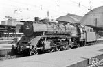 Auf Gleis 12 des Frankfurter Hauptbahnhofs wartet die Kasselaner 41 156 auf die Übernahme eines Touropa-Sonderzuges (vgl. Bild-Nr. 108523). (08.1962) <i>Foto: Karl-Ernst Maedel</i>