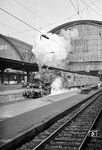 86 699 vom Bw Friedberg (Hess) verlässt mit dem beschleunigten Personenzug N 3795 nach Stockheim (Oberhess), der nur an den wichtigsten Unterwegsstationen hielt, den Frankfurter Hauptpersonenbahnhof, wie der Hauptbahnhof damals noch hieß. (10.1961) <i>Foto: Karl-Ernst Maedel</i>