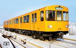 Die U-Bahn Berlin wurde 1902 als Hoch- und Untergrundbahn eröffnet und ist heute auf ein Netz mit 175 Bahnhöfen und einer Gesamtlänge von 155 Kilometern ausgedehnt. Dabei kommen 1272 Fahrzeuge zum Einsatz. Als Bahnstrom wird eine Gleichspannung von 750 Volt verwendet. Der Triebwagen 2712, aufgenommen im Depot Neukölln, gehört zur Serie F 79.3, die als erste Bauserie mit Drehstromantrieben der Fa. AEG ausgerüstet wurde. Sie wurde allerdings bereits 2003 wegen Problemen bei der Ersatzteilbeschaffung vollständig ausgemustert. (1981) <i>Foto: Karsten Risch</i>