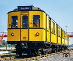 Triebwagen 116 der Serie BII. Die Fahrzeuge der Baureihe B waren die ersten Großprofilwagen, die bei der Berliner U-Bahn zum Einsatz kamen. Die zwischen 1924 und 1929 ausgelieferten Wagen werden in die Serien BI und BII unterschieden, wobei diese sich durch unterschiedliche Motorleistungen und Leermassen auszeichnen. Tw 116 wurde nach seiner Ausmusterung 1968 in der Kehre Tempelhof aufgestellt, 1978 in die Betriebswerkstatt Seestraße überführt und 1983 mit Wagen 300 auf dem Militär-Übungsgelände Fighting City am Olympiastadion aufgestellt (Foto). 2000 war er nicht mehr vorhanden. (1983) <i>Foto: Karsten Risch</i>