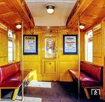Blick in den Fahrgastraum des Triebwagens 116 der Serie BII (Baujahr 1927) mit modernisierten Sitzplätzen mit Kunstlederbezügen. (1983) <i>Foto: Karsten Risch</i>