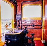 Der enge Arbeitsplatz des Triebwagenführers im Tw 116 der Bauart BII mit dem Fahrtregler in der Bildmitte. An der Wand ist das Führerbremsventil montiert. Bei der Betriebsteilung der BVG im August 1949 blieben sämtliche B-Züge bei der BVG-West in West-Berlin. Für den Einsatz auf der teilweise oberirdisch angelegten Verlängerung der Linie C nach Tegel erhielten 1958 sämtliche B-Triebwagen Scheibenwischer. Zudem wurden alle Wagen mit Türschließanlagen ausgerüstet. Ende 1967 wurden die ersten Wagen der Serie BII abgestellt. Am 3. Juni 1969 verkehrte der letzte Zug. (1983) <i>Foto: Karsten Risch</i>