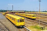 Blick in die U-Bahn Werkstatt Britz Süd. Vorne steht der Triebwagen 2000 der Serie D55. Das 1956 von Orenstein & Koppel gebaute Fahrzeug gehörte zu den ersten Neuentwicklungen in der Nachkriegszeit für Berlin. Sie wurden notwendig, da das West-Berliner U-Bahn-Großprofil-Netz erweitert wurde und die Vorkriegsfahrzeuge abgelöst werden sollten. Dahinter steht Wagen 2722, das letzte Fahrzeug der Drehstrom-Serie F79.3 von Orenstein & Koppel, Baujahr 1981. (1983) <i>Foto: Karsten Risch</i>