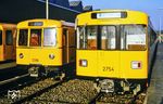 Tw 2754 aus der Serie F84. Zwischen 1973 und 1994 wurden insgesamt 257 Doppeltriebwagen in sieben Serien ausgeliefert. Daneben steht Tw 2318 der Serie DL68, die ersten Neuentwicklungen in der Nachkriegszeit für Berlin, aufgenommen in der Betriebswerkstatt Britz. (1985) <i>Foto: Karsten Risch</i>