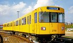 Tw 2758 der Drehstrom-Serie F84 in der Betriebswerkstatt Britz. Der Wagenkastenaufbau wurde schlicht und in Leichtmetallbauweise ausgeführt. Von außen sind die Züge sofort an ihren rechteckigen Scheinwerfern zu identifizieren. Die Leichtbauweise ermöglichte damals bei diesen U-Bahnzügen eine maximale Anfahrbeschleunigung von bis zu 1,5 m/s².  (1985) <i>Foto: Karsten Risch</i>