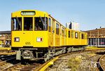 Das erste Serienfahrzeug der Serie A3L 82 für das Kleinprofilnetz der West-Berliner U-Bahn, Baujahr 1960. Das "L" steht dabei für Leichtmetallbauweise, da für die Wagenkästen statt des herkömmlichen Stahls nun Aluminium verwendet wurde. In die neuentwickelte Baureihe A3L 82 flossen Erfahrungen aus der ab 1973 eingesetzten Großprofilbaureihe F ein. Der wesentliche Unterschied bestand darin, dass diese neuen Fahrzeuge mit Gleichstromstellern ausgerüstet wurden, womit ein gleichmäßiges Anfahren und Bremsen möglich wurde. Das Fahrzeug 655 wurde im Depot Grunewald angetroffen. (1982) <i>Foto: Karsten Risch</i>
