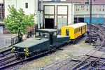 Mit der großen Akku-Lok 1211 der Hauptwerkstatt Seestraße (Bw See) wird der Wagen 2502 (1. Serienfahrzeug F74 von O&K) rangiert. Für die Akku-Lok, ein BVG-Eigenbau aus dem Jahr 1965, wurden die beiden Drehgestelle der ausgemusterten B1-Triebwagen 28 (Wagenkasten) und 29 (Untergestell) verwendet. Es entstand eine 4-achsige Zweisystemlokomotive (420 V Batterie, Ansteuerung der Fahrmotore über Thyristorsteuerung – 750 V Stromschiene, Ansteuerung der Fahrmotore über Schützensteuerung) mit Mittelführerstand. Die Batterien wurde in beiden abgeflachten Vorbauten untergebracht. Die Lok behielt bis zur Ausmusterung um 1987 ihre grüne Arbeitszug-Lackierung. (1974) <i>Foto: Karsten Risch</i>