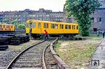 Wagen 2502 wird auf der Drehscheibe in der Betriebswerkstatt Seestraße (Bw See) gedeht, um in der richtigen Richtung auf den Gleisen zu stehen. In der Bw See stehen die S-Wagen (Schaltwerkswagen) grundsätzlich zur Hallenwand. (1974) <i>Foto: Karsten Risch</i>