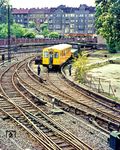 Wagen 2502 wird mit Hilfe der Akku-Lok 1211 in der Betriebswerkstatt Seestraße verfahren. (1974) <i>Foto: Karsten Risch</i>