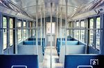 Der Innenraum des damals neuen Wagens 2500/2501 aus der Serie F74. Ab Ende Dezember 2011 wurden die Fahrzeuge einer Komplettmodernisierung bzw. -ertüchtigung unterzogen. Sie erhielten eine technische Aufwertung, der Innenraum wurde farblich gestaltet und mit einem Mehrzweckabteil ausgestattet. Außerdem wurde die Türmechanik grundlegend verändert: Die Griffe wurden durch Drucktasten ersetzt, ebenso kam eine neue Druckluftsteuerung hinzu. (1974) <i>Foto: Karsten Risch</i>
