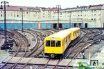 Der Prototyp 2500/2501 der Serie F74 von Orenstein&Koppel in der Betriebswerkstatt Seestraße. Der Doppeltriebwagen wurde ab 1973 auf der Berliner U-Bahn getestet. Nach erfolgreichen Fahrversuchen begann die Serienauslieferung im darauffolgenden Jahr. Bis 1994 wurden insgesamt 257 Doppeltriebwagen in sieben Serien gefertigt. (1975) <i>Foto: Karsten Risch</i>