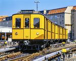 Mit den bis 1928 beschafften BI-Wagen konnte der Bedarf an U-Bahnwagen auf der C-Linie nicht gedeckt werden. Daher beschaffte die Hochbahngesellschaft ab 1928 eine in vielen Punkten verbesserte Ausführung des 13 Meter langen Wagentyps: Die Bauart BII. Das Sitzplatzangebot blieb zum BI unverändert wie auch die räumliche Aufteilung mit separater Fahrerkabine und Begleiterkabine. Der BII erhielt allerdings eine neu gestaltete Stirnfront mit den eckigen Fenstern. Gleichzeitig wurde der bei den BI-Zügen unter dem Begleiterfenster angeordnete Zielschilderkasten bei den BII-Zügen zu Gunsten eines Zielschilderkastens mit Rollenband im Dachbereich geändert. Die bei den BI-Zügen separat angebrachten Steckdosen für Stark- und Steuerstrom wurden nun in der Scharfenbergkupplung untergebracht. Zu den Verbesserungen gehörten zudem Rollenlager (statt Gleitlager beim BI). Des weiteren wurden stärkere Motoren verwendet, die eine Leistung von 100 kW hatten. Nachteilig war der Umstand, dass ein Zusammenkuppeln von BII-Wagen mit BI-Wagen nicht mehr möglich war. Die Aufnahme des Tw 131 entstand in der Betriebswerkstatt Seestraße. (1987) <i>Foto: Karsten Risch</i>