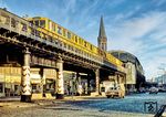 Ein Zug des Kleinprofilnetzes der West-Berliner U-Bahn der Serie A3 fährt in den U-Bahnhof Görlitzer Bahnhof im Ortsteil Kreuzberg des Bezirks Friedrichshain-Kreuzberg ein. Der an einer Hochbahnstrecke gelegene Bahnhof befindet sich über dem Mittelstreifen der Skalitzer Straße, östlich deren Kreuzung mit dem Straßenzug Oranienstraße – Wiener Straße. Die Station hieß ursprünglich Oranienstraße, wurde aber 1926 nach dem in der Nähe gelegenen und im Zweiten Weltkrieg zerstörten Fernbahnhof umbenannt. (1978) <i>Foto: Karsten Risch</i>