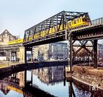 Am Tempelhofer Ufer überquert eine U-Bahn den Landwehrkanal sowie den Nord-Süd-Tunnel der S-Bahn. Früher gab es hier eine weitere Brücke, über die die Gleise zum Anhalter Fernbahnhof liefen. (1978) <i>Foto: Karsten Risch</i>
