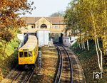 Triebwagen 972 aus der Serie A3 64 verlässt den oberirdisch gelegenen Bahnhof Thielplatz im Ortsteil Dahlem des Bezirks Steglitz-Zehlendorf zwischen Löhlein- und Brümmerstraße. Zusammen mit den acht anderen Bahnhöfen der neuen Wilmersdorf-Dahlemer-Schnellbahn wurde der U-Bahnhof am 12. Oktober 1913 von der Hochbahngesellschaft eröffnet und war bis 1929 südwestlicher Endpunkt der Strecke. Das alte Stationsgebäude am nördlichen Ende steht zusammen mit Vorplatz und Brücke als Gesamtanlage unter Denkmalschutz. Am 11. Dezember 2016 wurde der Bahnhof in Freie Universität (Thielplatz) umbenannt. (1984) <i>Foto: Karsten Risch</i>
