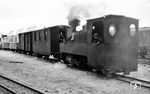 Die ehemalige Heeresfeldbahnlok Nr. 362 rangiert in Puppen Kleinbf. Sie war eine von zwei Dampflokomotiven, die die Ortelsburger Kleinbahn in Ostpreußen besaß. Daneben besaß sie zu Beginn des Zweiten Weltkriegs noch vier Personen-, ein Pack- und 45 Güterwagen sowie einen Omnibus.  (07.08.1941) <i>Foto: Kurt Herbener, Slg. W. Löckel</i>