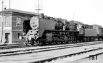 50 1292 mit einem Güterzug im Bahnhof Nakel an der Netze (Naklo nad Notecia). Die Lok war fabrikneu im April 1941 an das Bw Seelze geliefert worden. Ein Einsatz in den RBD Osten oder Posen ist merkwürdigerweise nicht nachgewiesen. Die Lok wurde 1974 als 051 292-1 beim Bw Ehrang ausgemustert. (14.04.1942) <i>Foto: Kurt Herbener, Slg. W. Löckel</i>