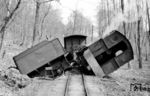 In km 34 bei Lischkowo (Liszkowo) entgleiste dieser Zug der Wirsitzer Kreisbahn. Die näheren Umstände sind nicht bekannt. (24.04.1942) <i>Foto: Kurt Herbener, Slg. W. Löckel</i>