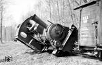 Entgleisung auf der Wirsitzer Kreisbahn bei Lischkowo. Trotz des Zweiten Weltkriegs hatten solche Unfälle nichts mit Partisanenanschlägen zu tun, sondern waren eher dem schlechten Zustand des Oberbaus geschuldet. (24.04.1942) <i>Foto: Kurt Herbener, Slg. W. Löckel</i>