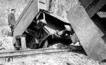 Ein entgleister Zug auf der Wirsitzer Kreisbahn bei Lischkowo. (24.04.1942) <i>Foto: Kurt Herbener, Slg. W. Löckel</i>