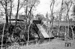 Beim Rangieren im Bahnhof Lobsens (Lobzenica) wurde dieser offene Güterwagen über den Gleisabschluß gedrückt und landete in der Lobzonka. (22.05.1942) <i>Foto: Kurt Herbener, Slg. W. Löckel</i>